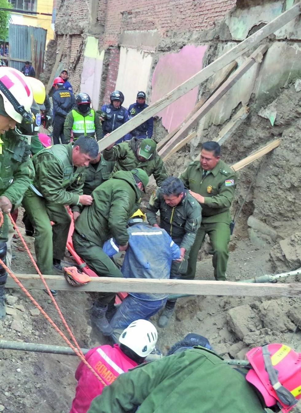Este es el momento cuando el obrero es extraído.