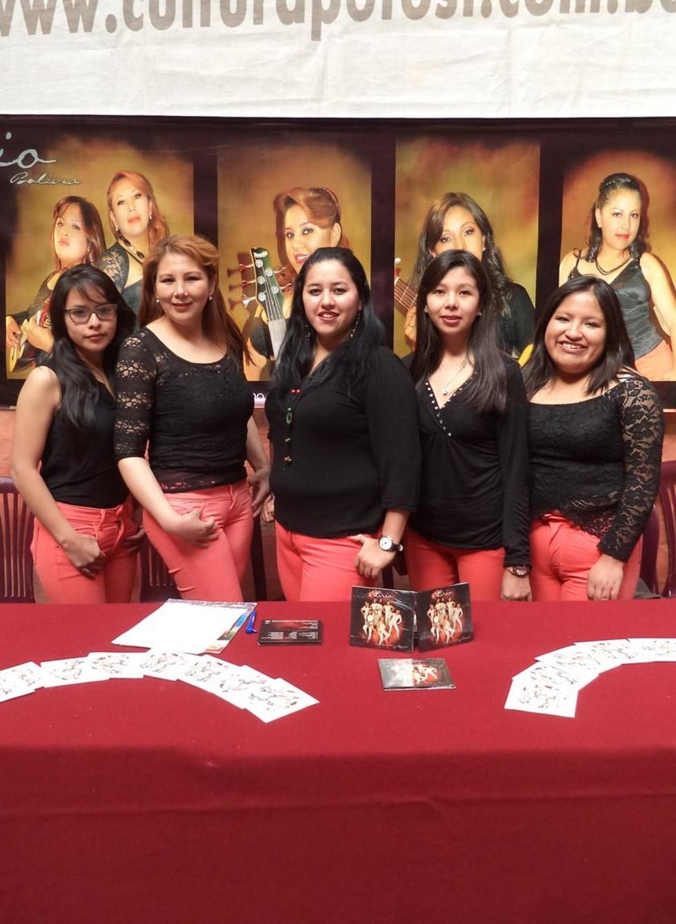 Las artistas presentaron el material.