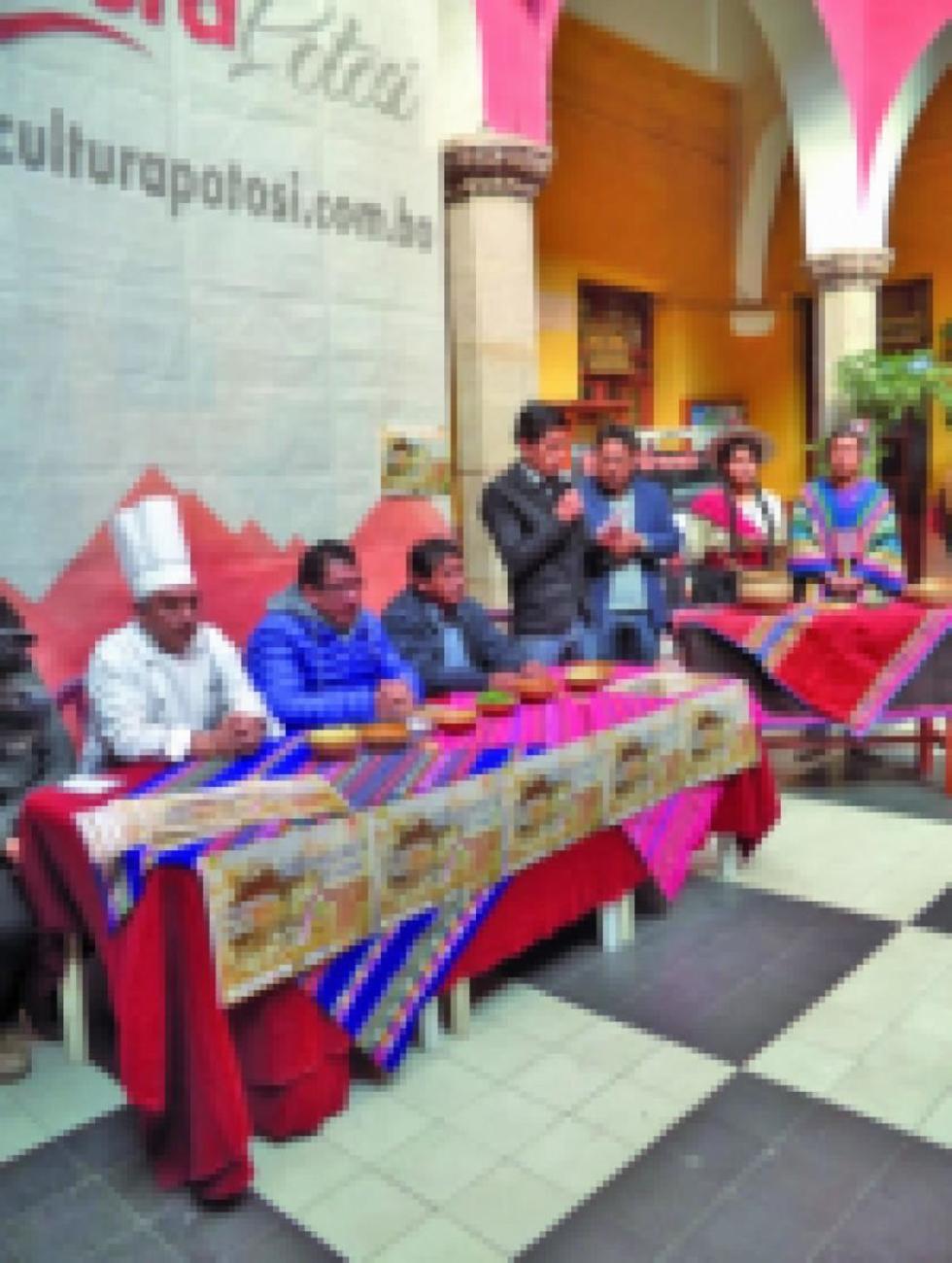Dos estudiantes exhiben uno de los platos típicos.