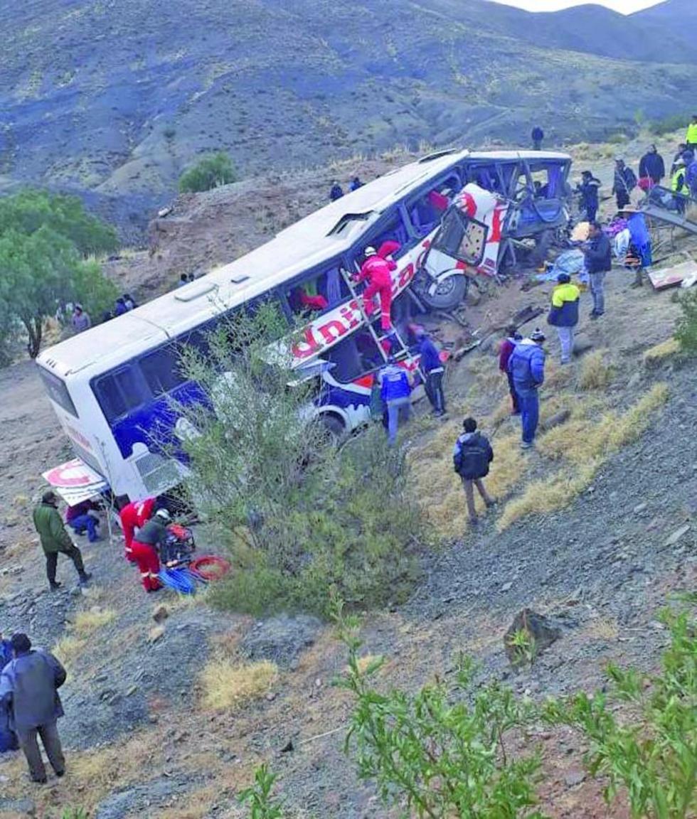 El ómnibus de pasajeros se partió en dos.