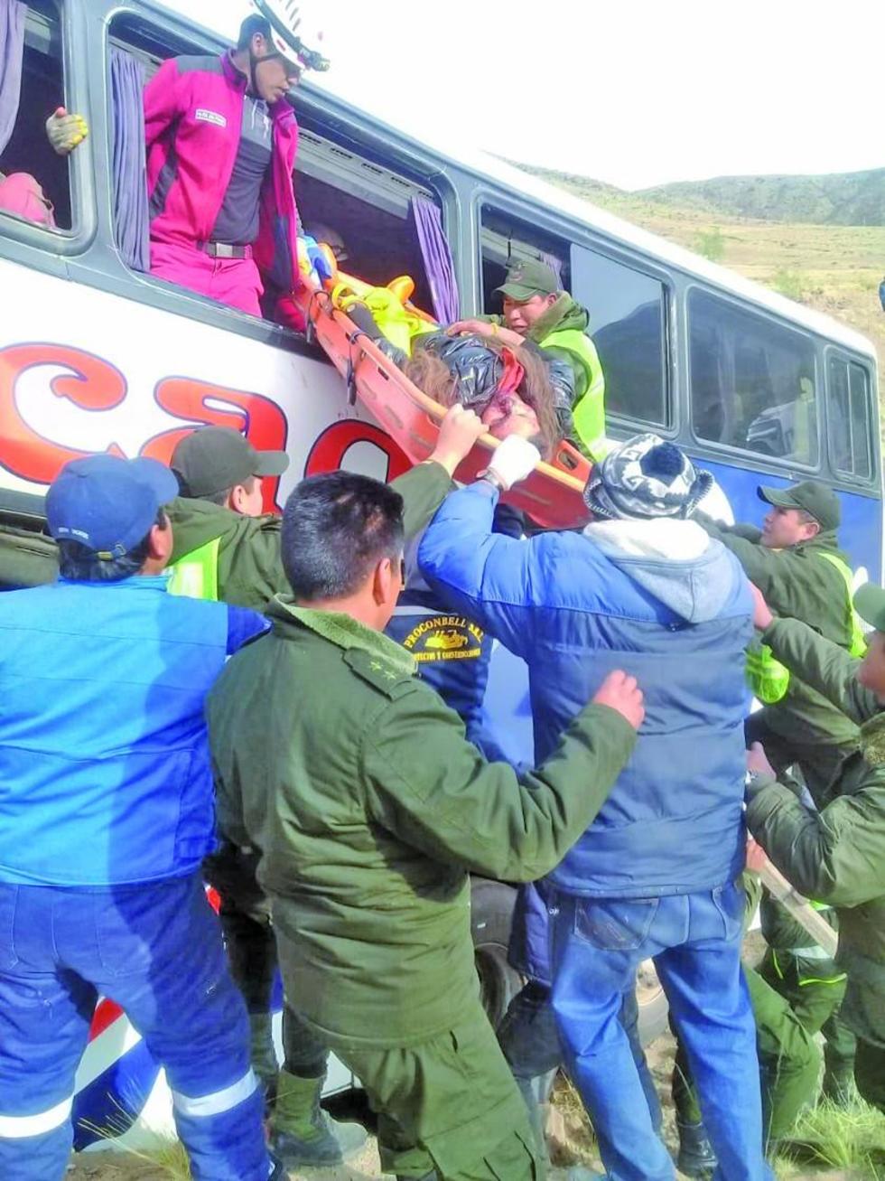 Los policías rescatan a una pasajera herida.