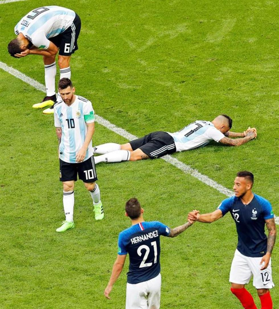 Los jugadores argentinos se lamentan de la derrota.
