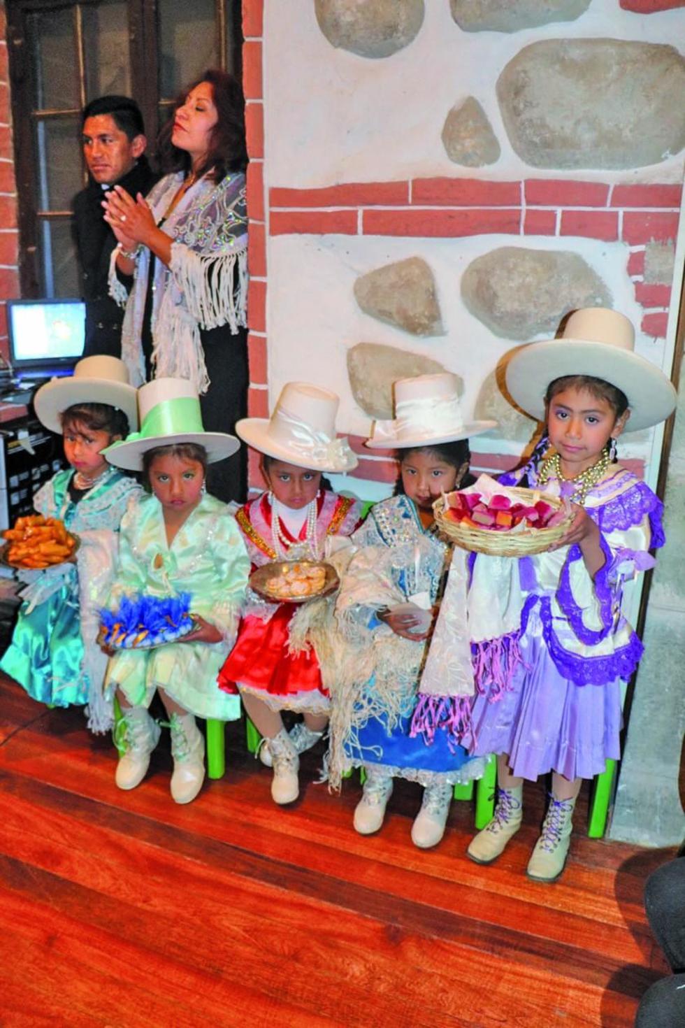 Los niños muestran la rica repostería potosina.