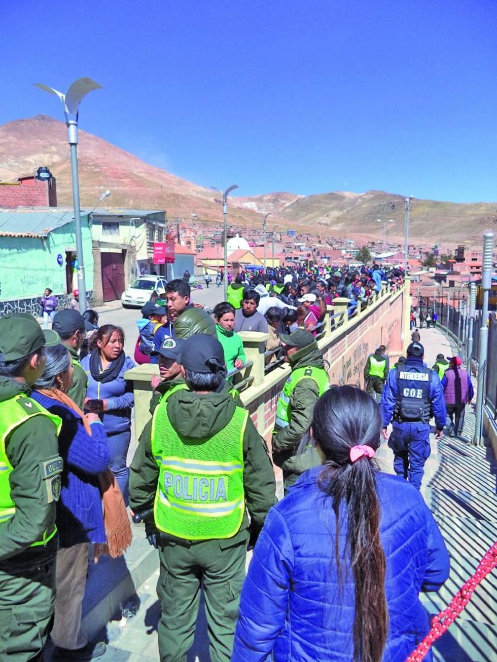 Las filas de personas que buscan un espacio.
