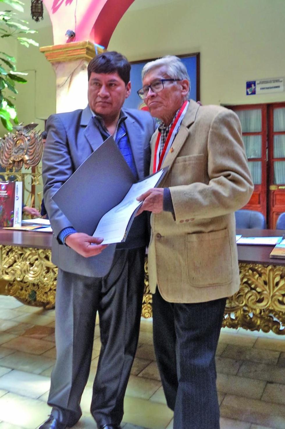 El artista con su medalla junto al Gobenador.