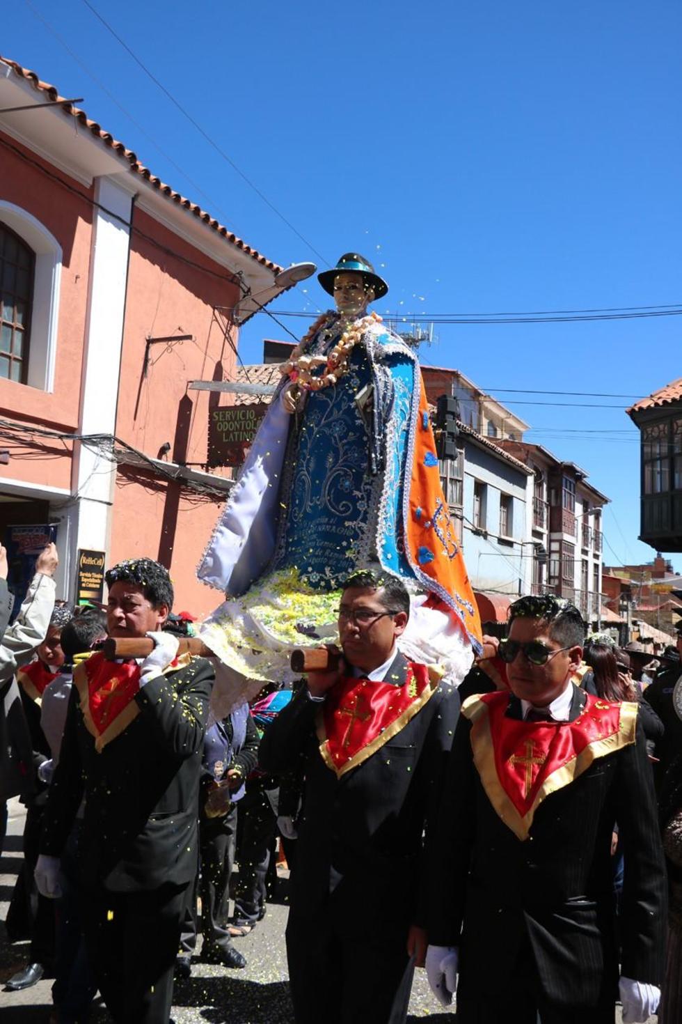 Los miembros de la Cofradía llevan en andas la imagen de San Bartolomé.