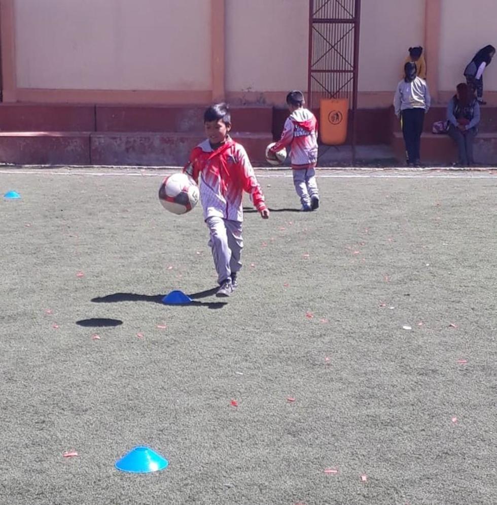 Los niños cumplen unal sesión de trato del balón.