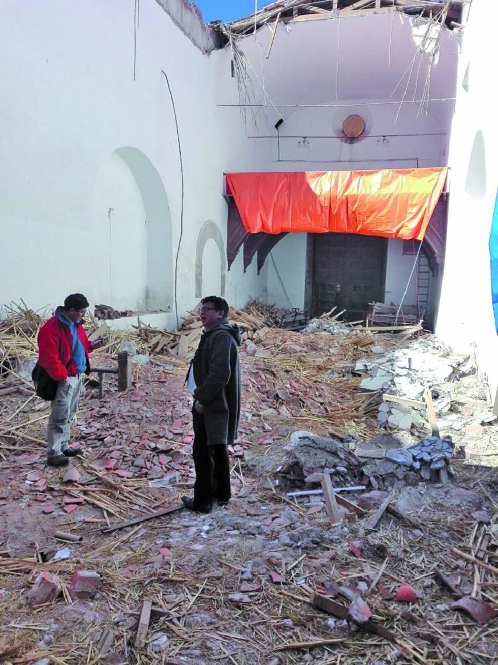 El fiscal y el perito visitan el templo de San Agustín que perdió la mayor parte de su cubierta.
