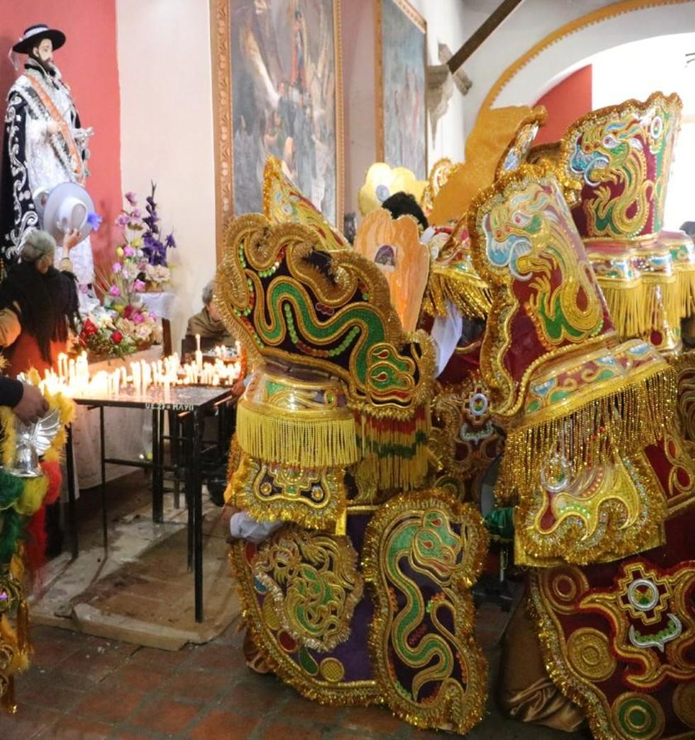 Los fraternos muestran su fe y devoción a los pies de San Barolomé.