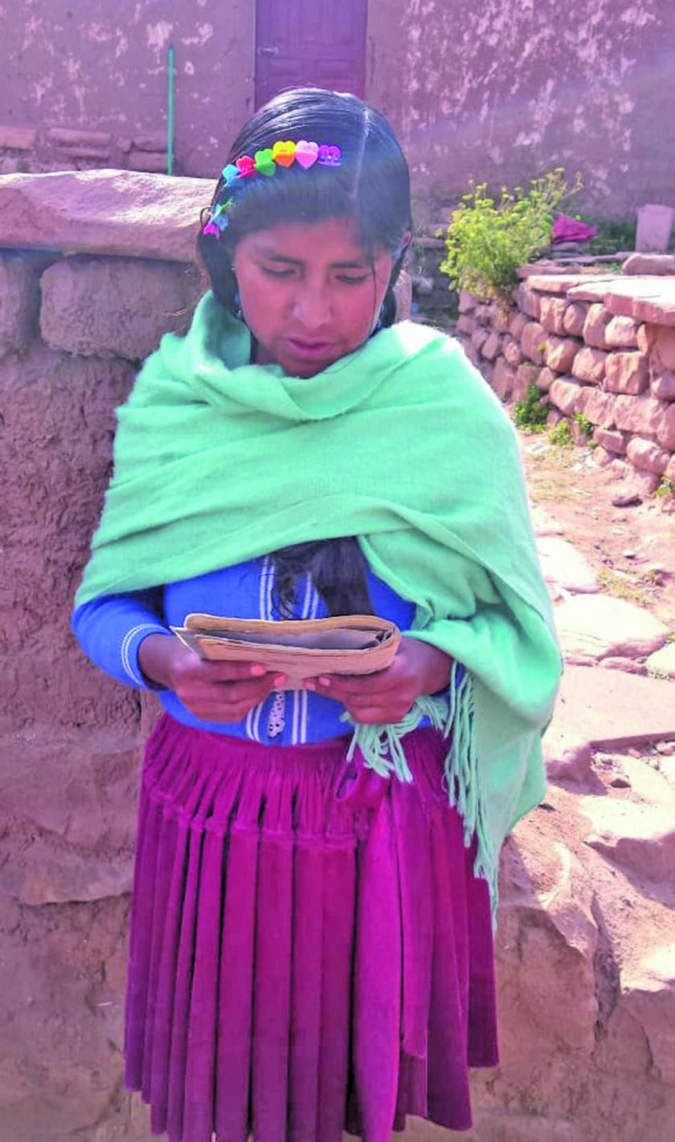 Una niña de provincia viaja, a través de su libro.