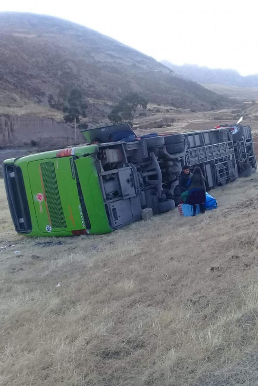 Bus vuelca y deja una veintena de pasajeros heridos en la vía a Sucre