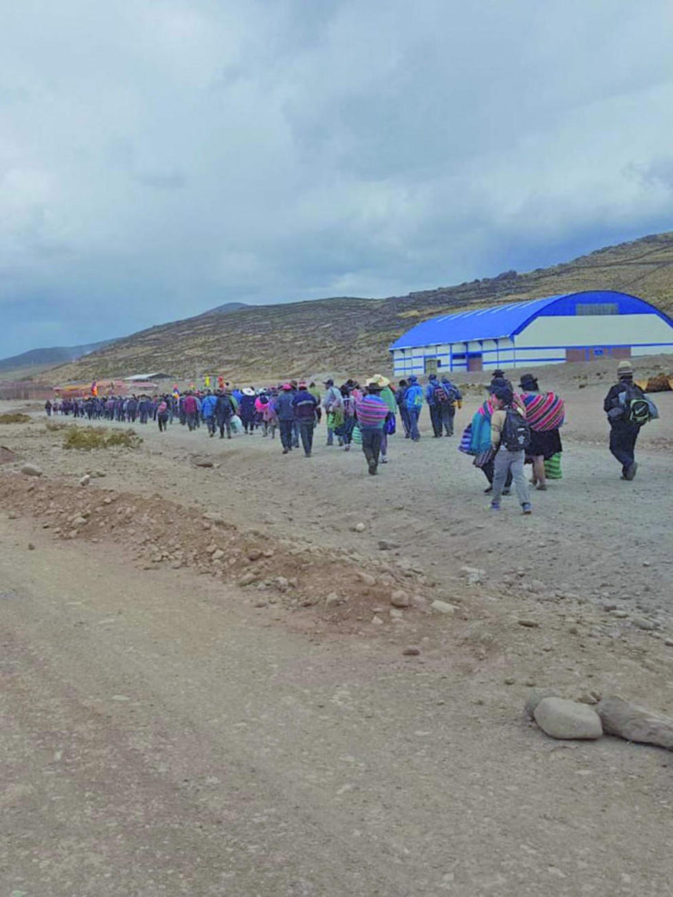 Macheños bloquean la vía que une al norte con Sucre y Potosí
