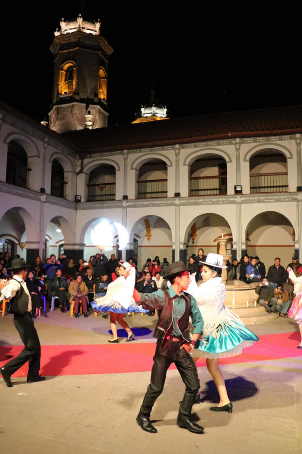 El histórico escenario acogió la música y el baile.