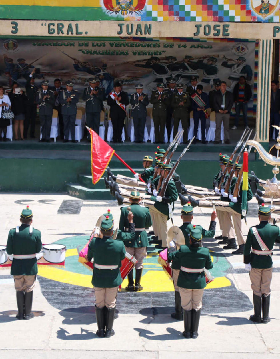 La columna de honor pasa delante de las autoridades.