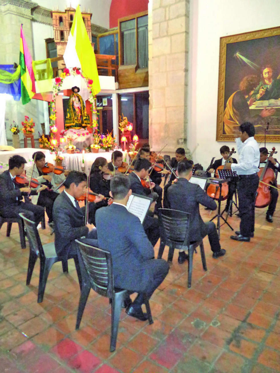Los miembros de la orquesta sinfónica Chiquitana.