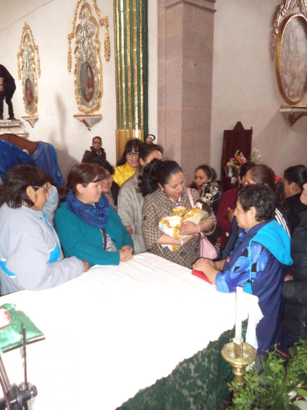 Las damas levantaron la imagen del niño Jesús.
