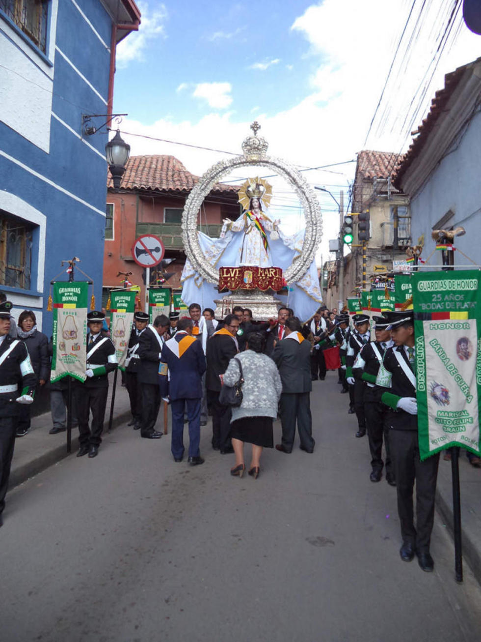 El paso de la imagen por la calle Bolívar.