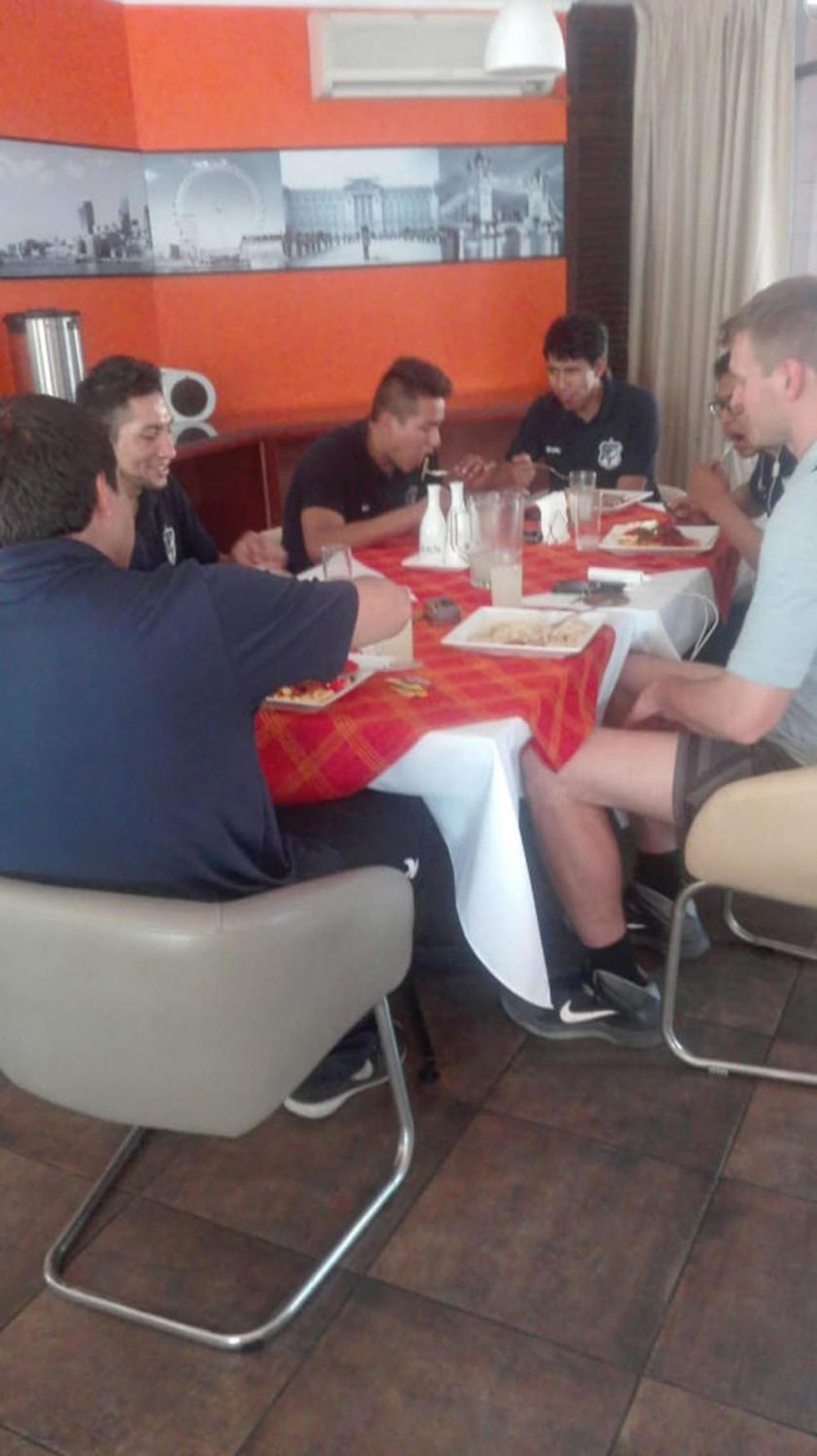 El equipo durante el almuerzo en Santa Cruz.