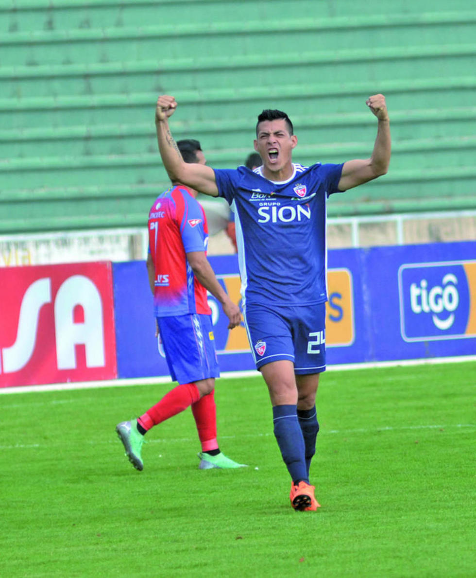Guimer Justiniano festeja el único gol del cotejo.