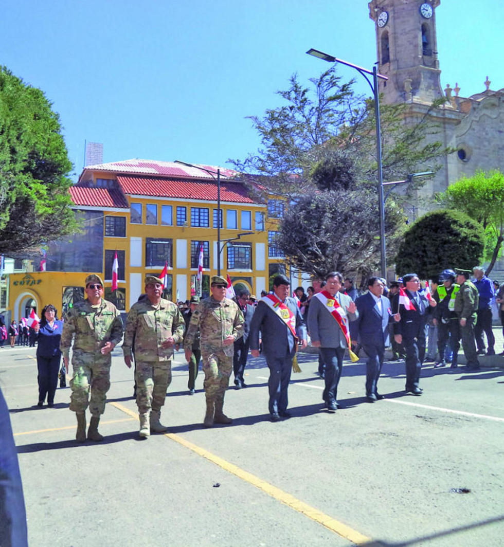 Los representantes institucionales encabezaron el desfile.