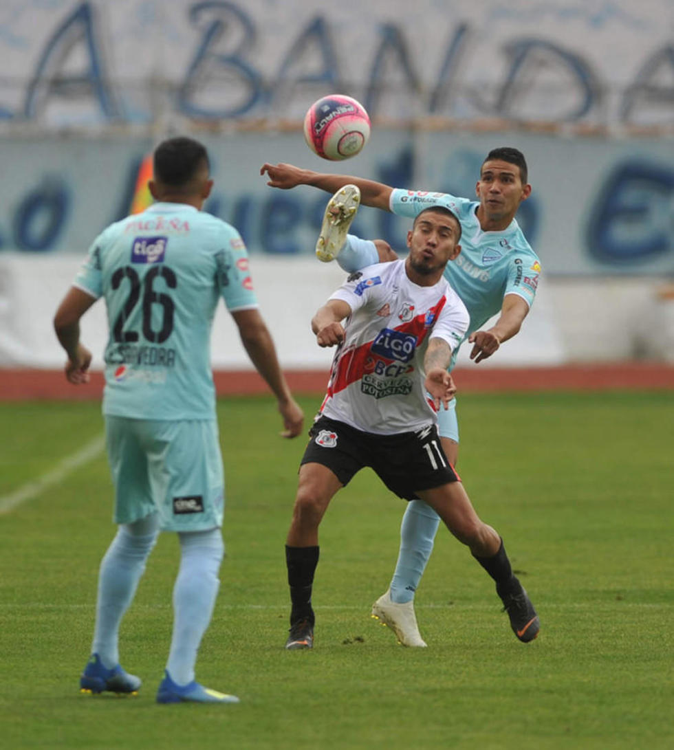 Gerardo Yecerotte (c) pelea por el esférico con dos rivales.