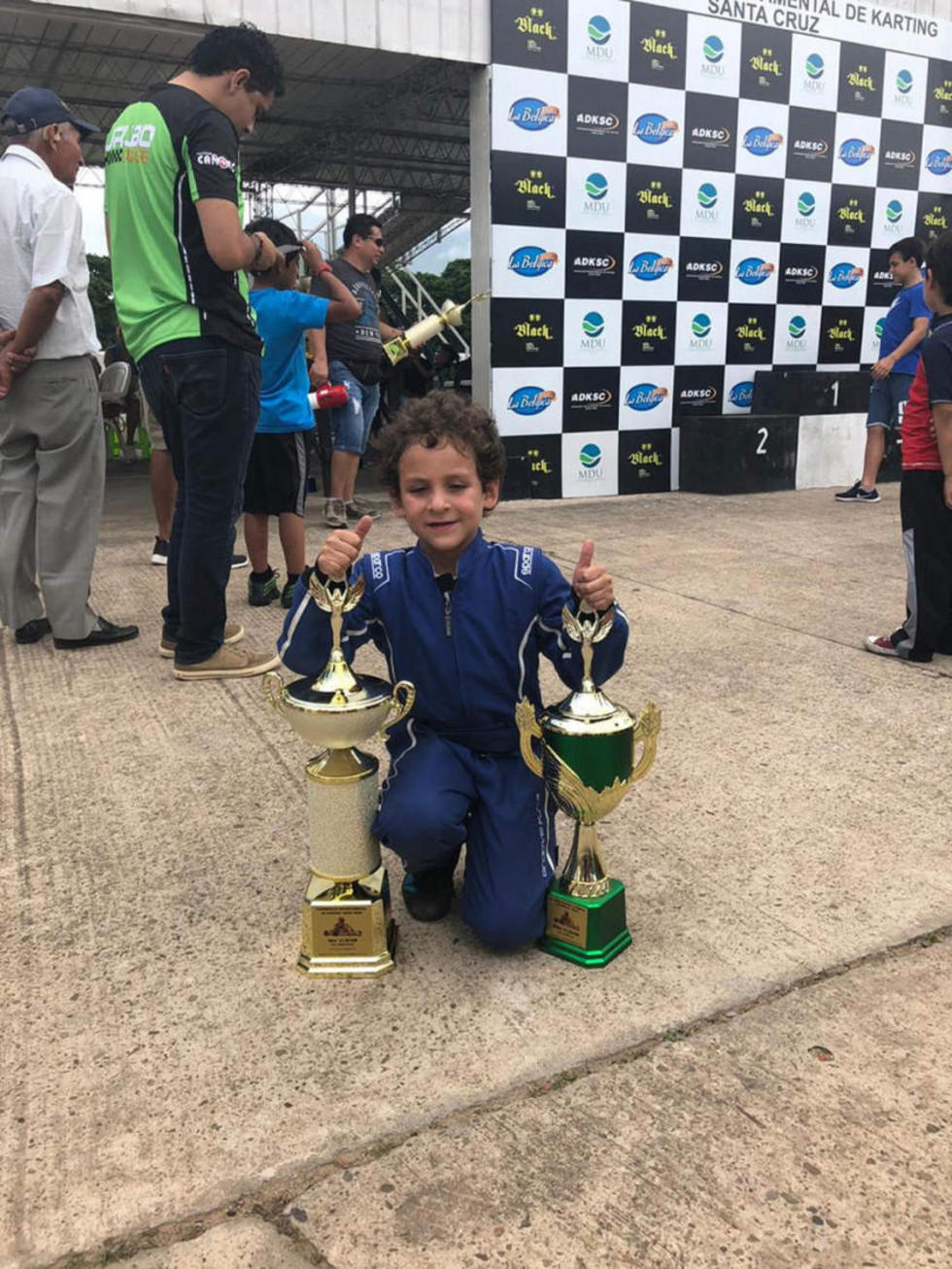 Lucas Careaga posa con su trofeo.