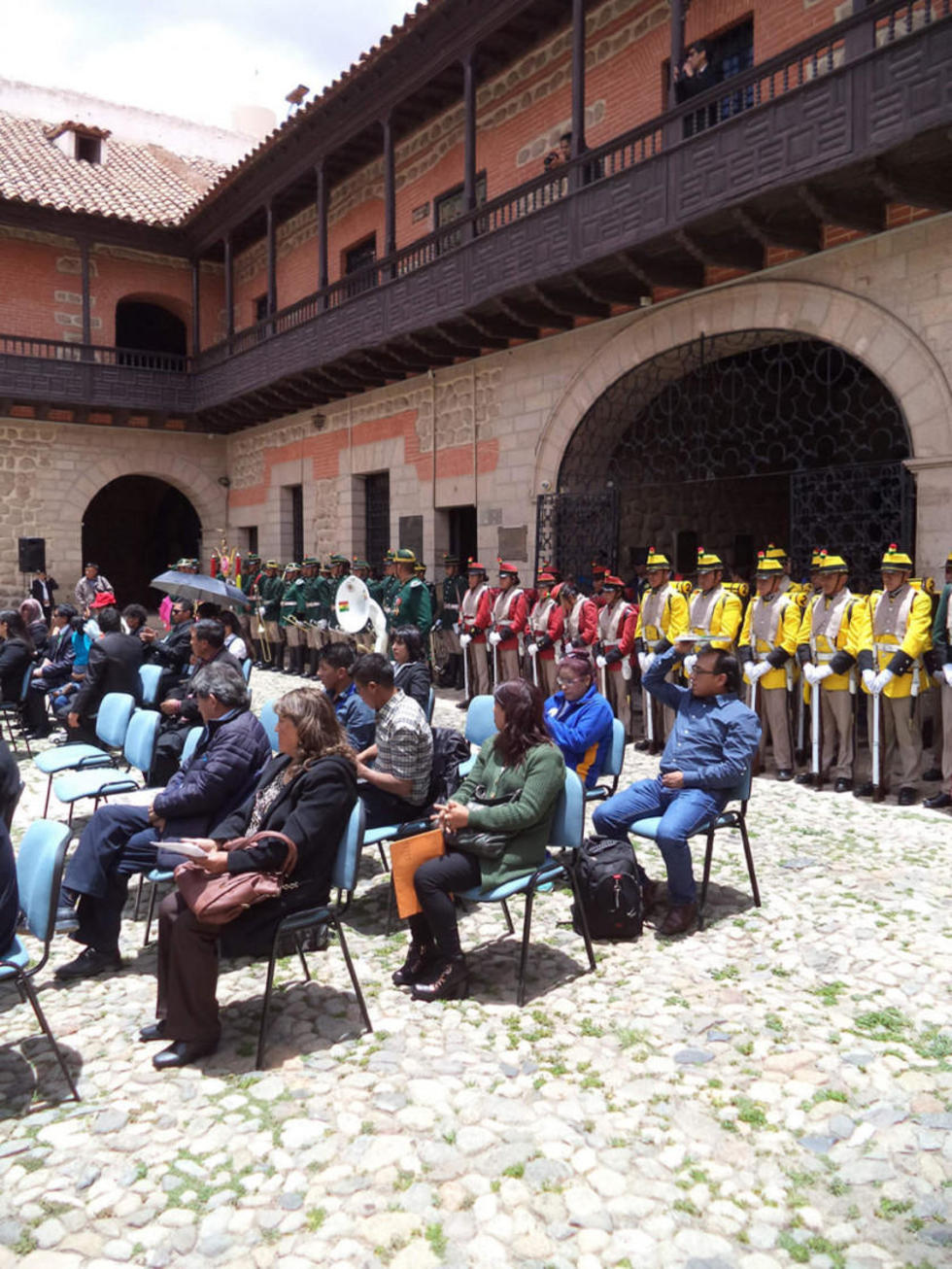 La población y los soldados en el acto.