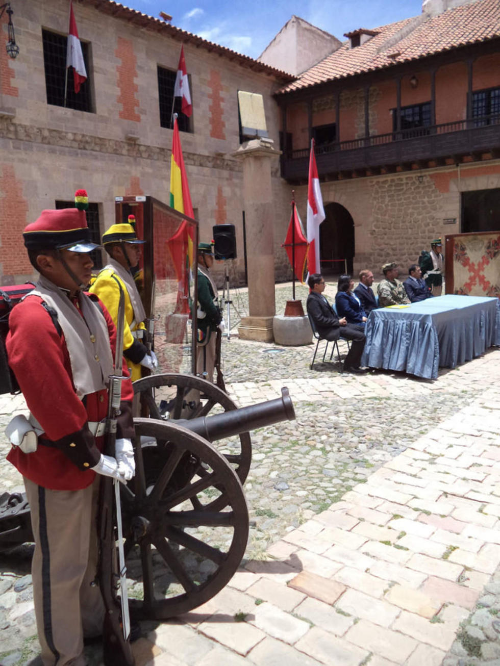 Se exhibieron varios símbolos de la lucha libertaria.