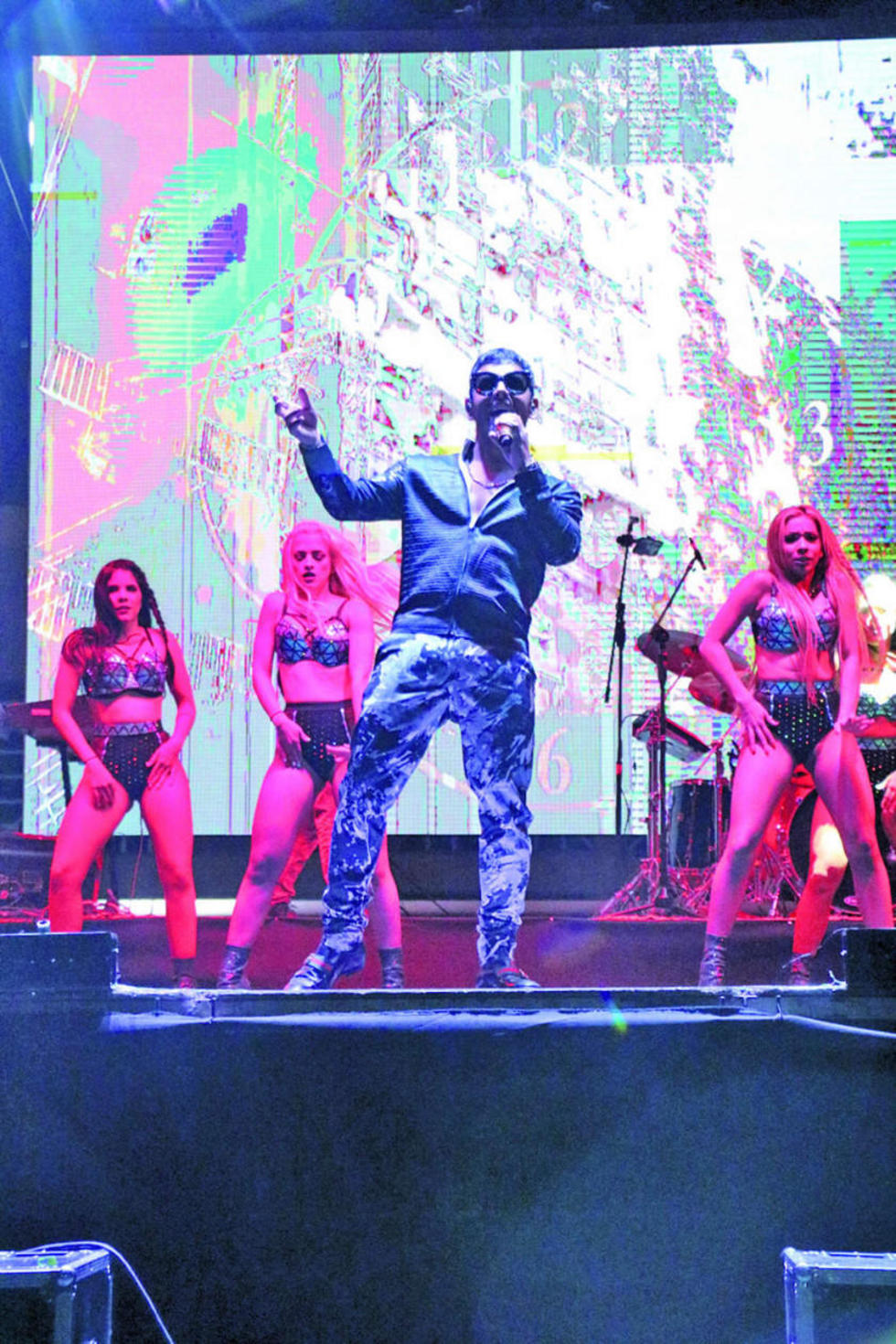 El artista con su cuerpo de baile.