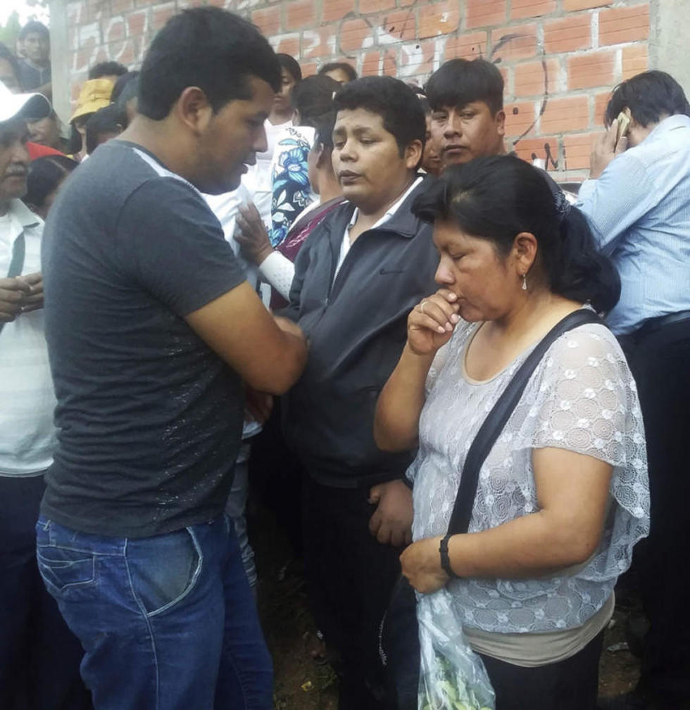 Gutiérrez entierra a su hijo bajo el control de policías