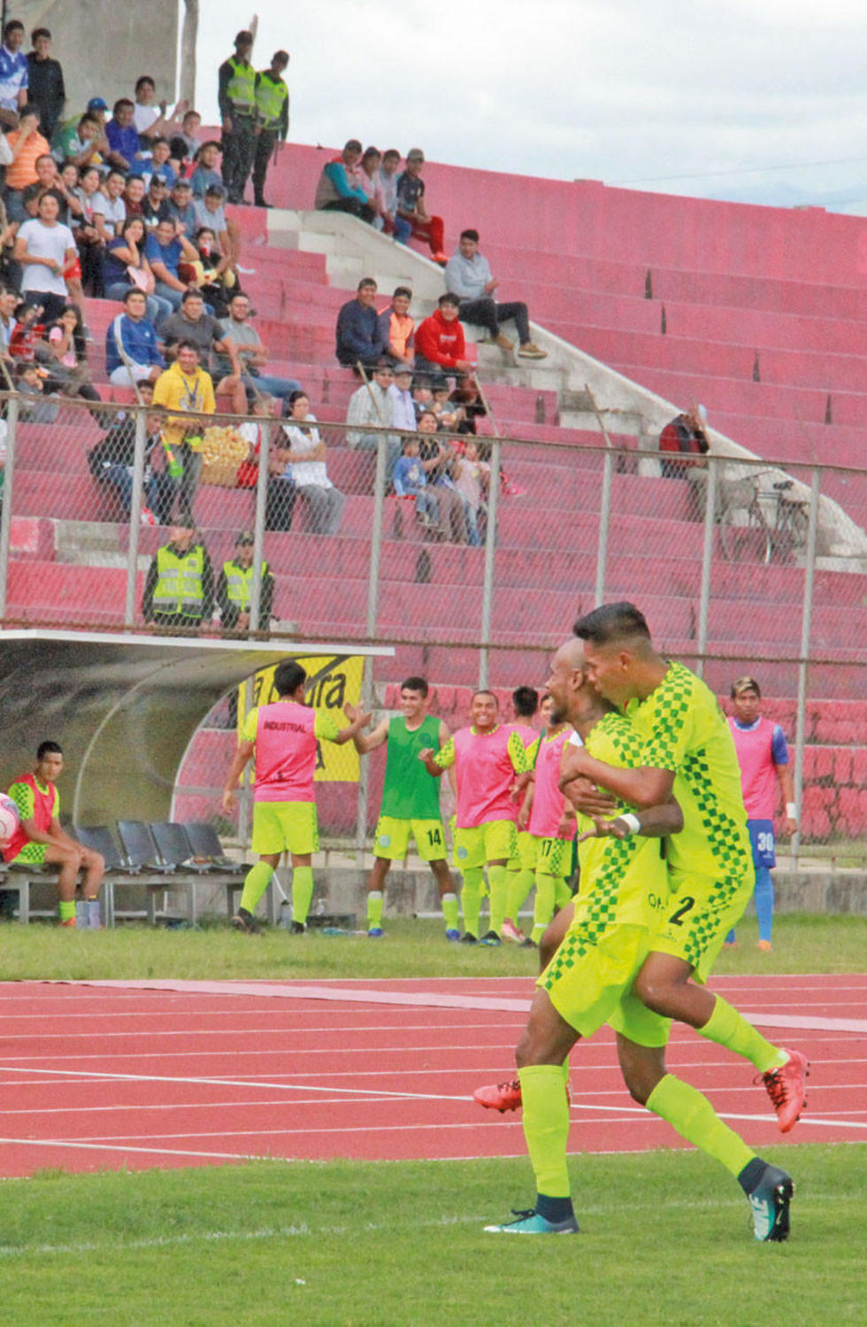 Magno Fernández (i) festeja el gol del local junto a su compañero.