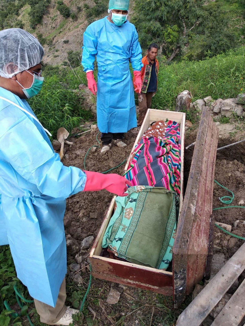 Los médicos destapan el féretro.