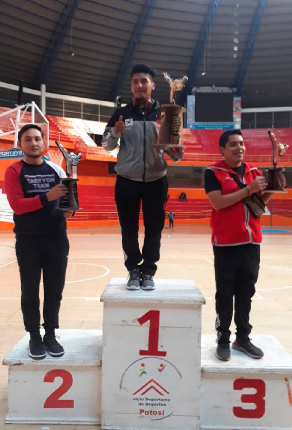 El entrenador de la Escuela Municipal Kenny Pacheco en lo más alto del podio.