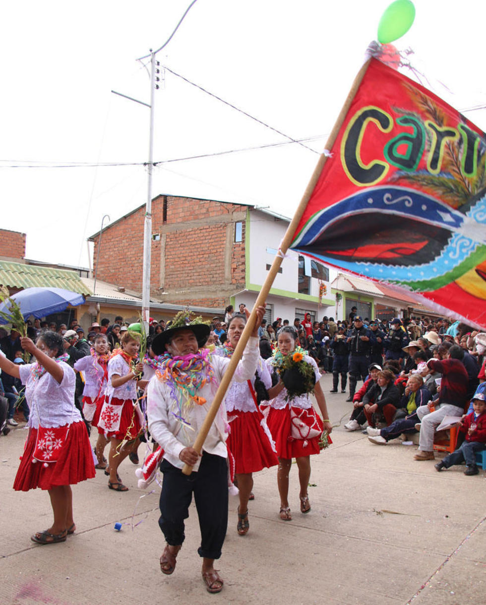 Los bailes tradicionales potosinos participan en el corso.