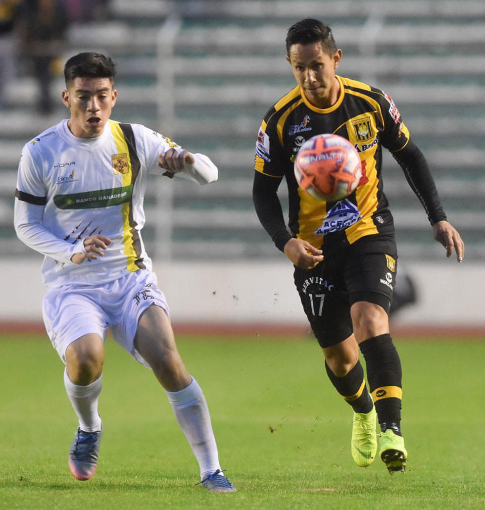 José Rodríguez y Marvin Bejarano pugnan por el balón.