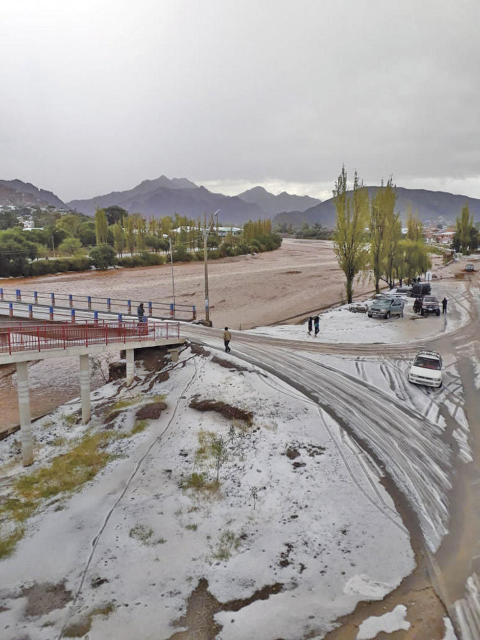 El río creció por la precipitación pluvial de tipo sólido.