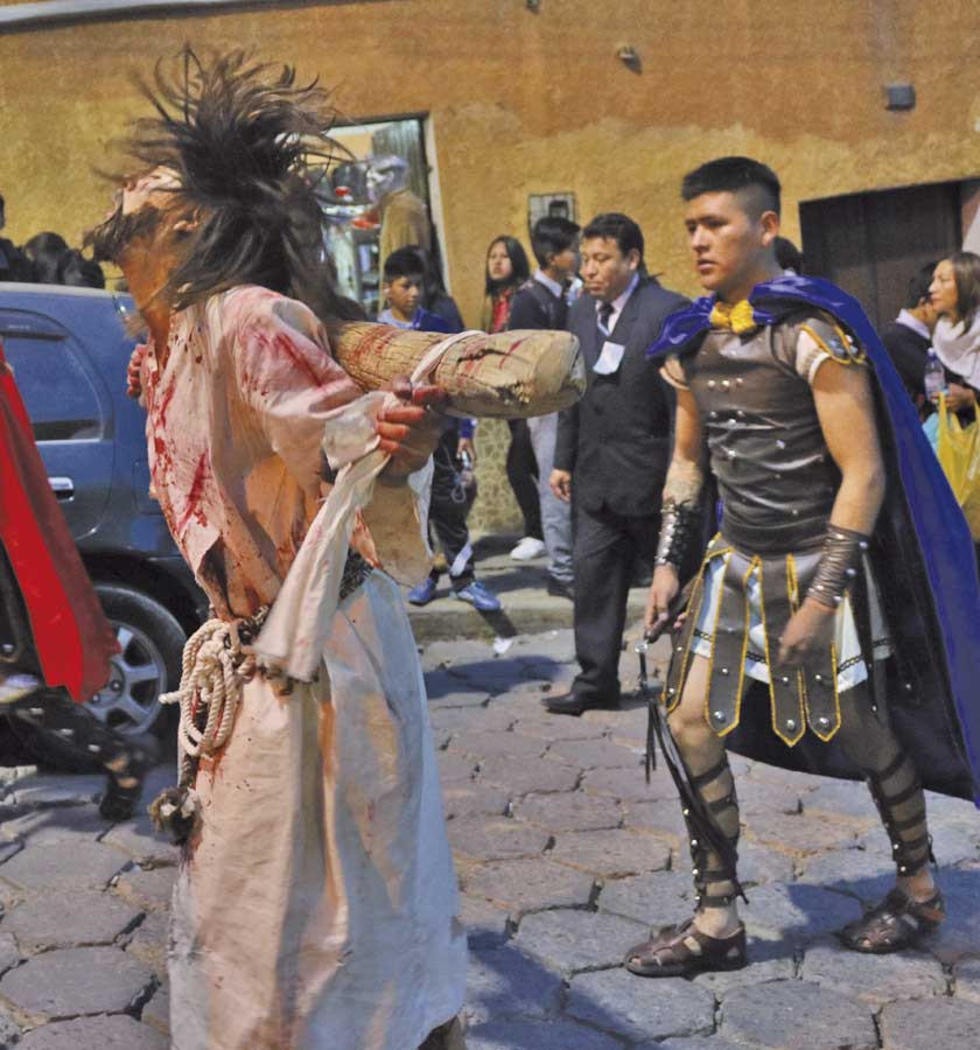Un soldado azota a un ladrón.