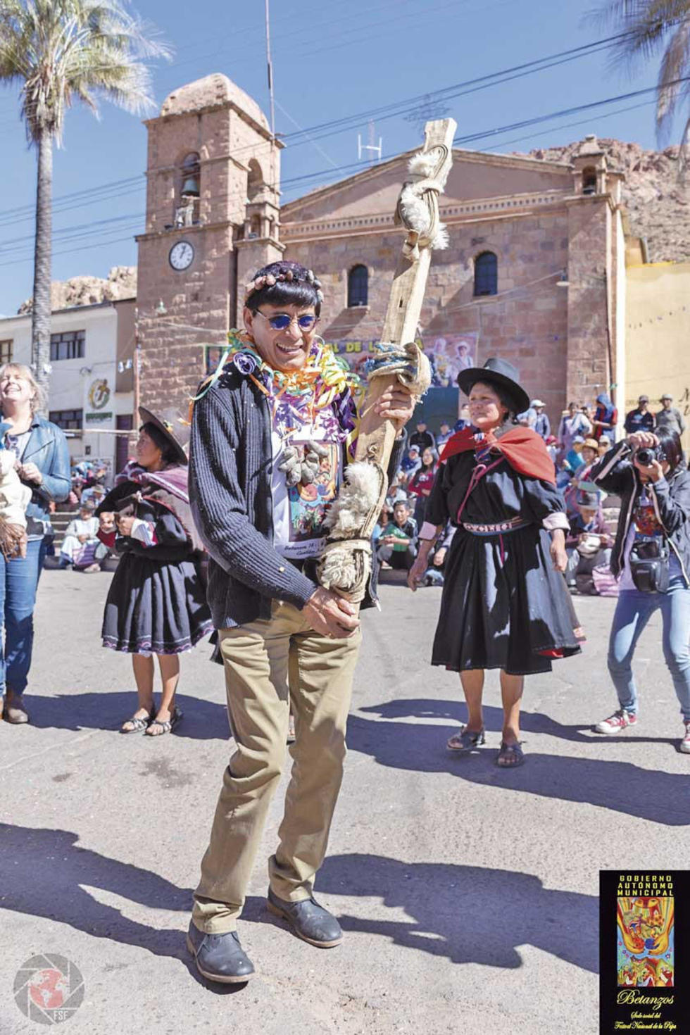 El alcalde de Betanzos, Juan Tellez, en la plaza principal de su municipio.