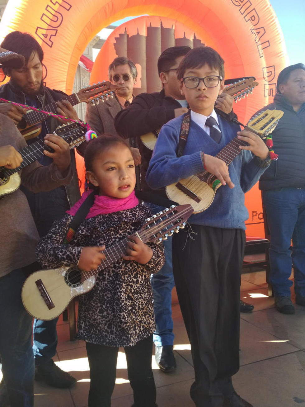 Dos niños formaron parte de la orquesta de charangos de ayer.