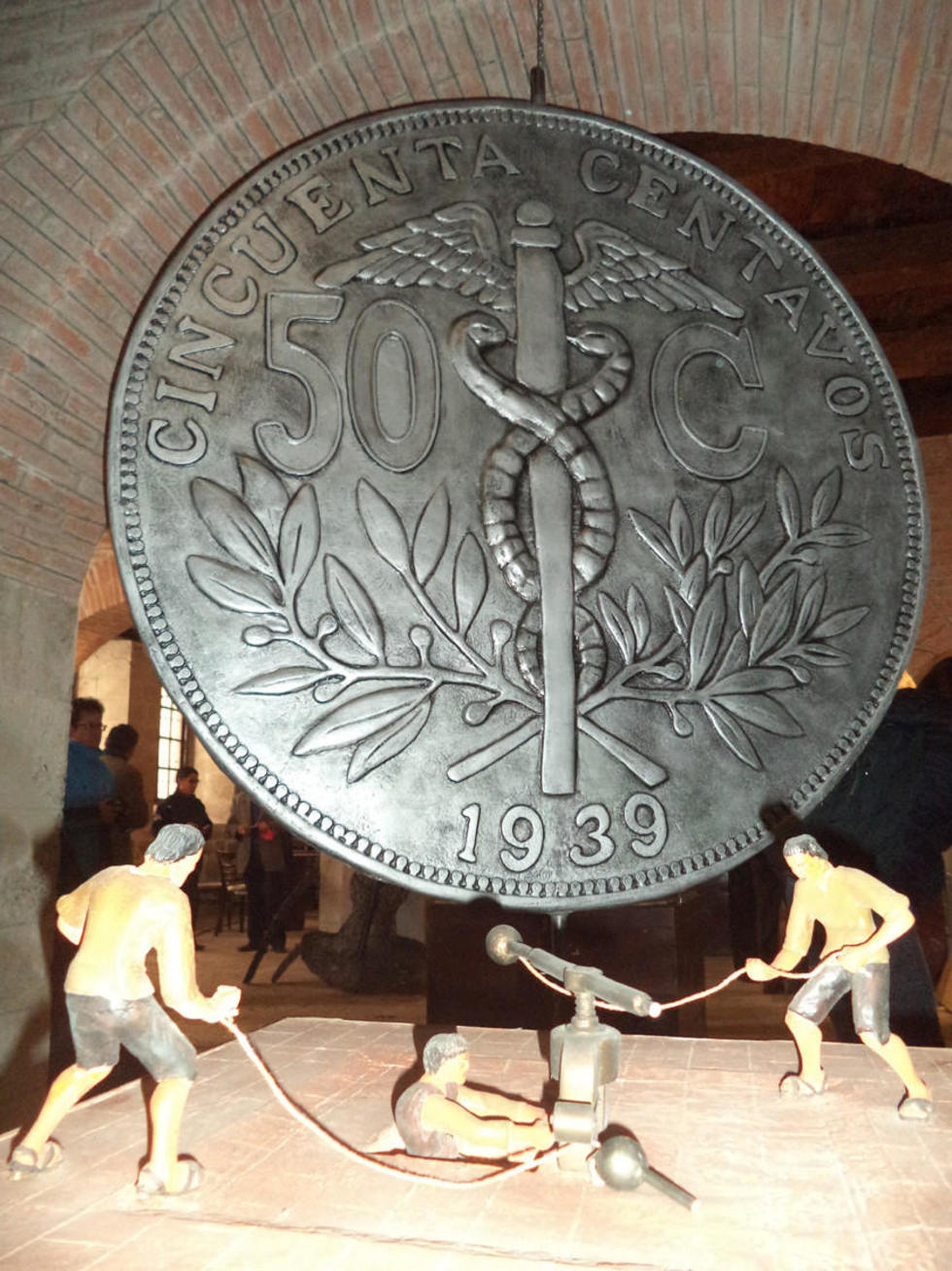 Se describe el proceso colonial de acuñación de monedas.