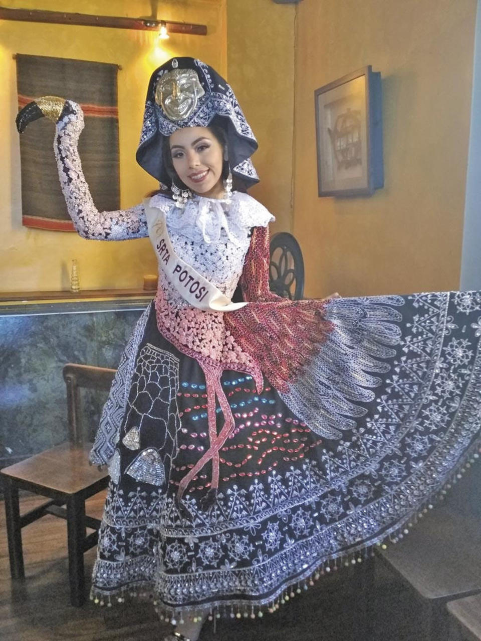 Jhoselin Mariscal luce el traje típico con el que participó en Miss Bolivia.
