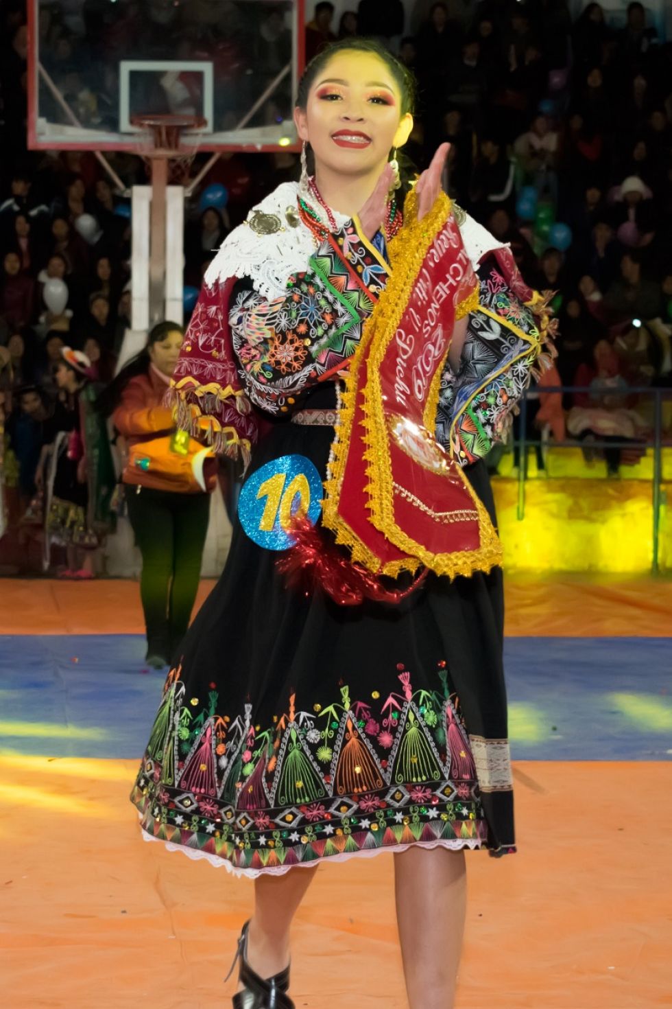 Las candidatas en la pasarela.