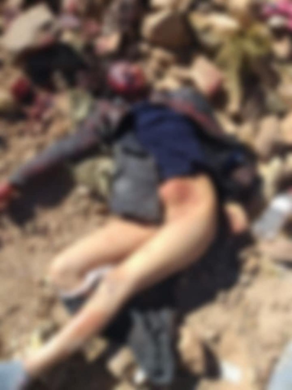Los cuerpos estaban desnudos de la cintura para abajo.
