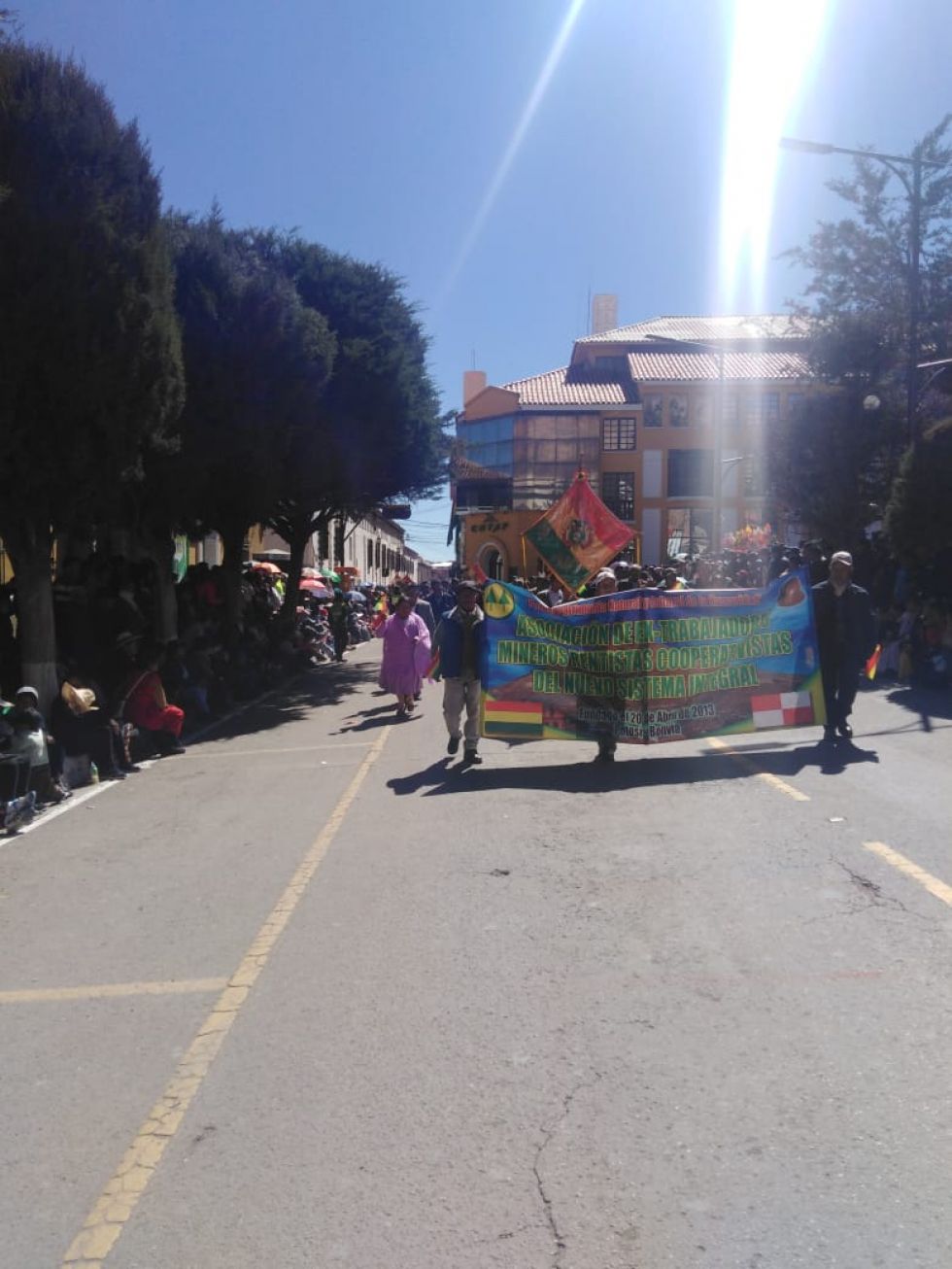 Imágenes del recorrido del desfile institucional.