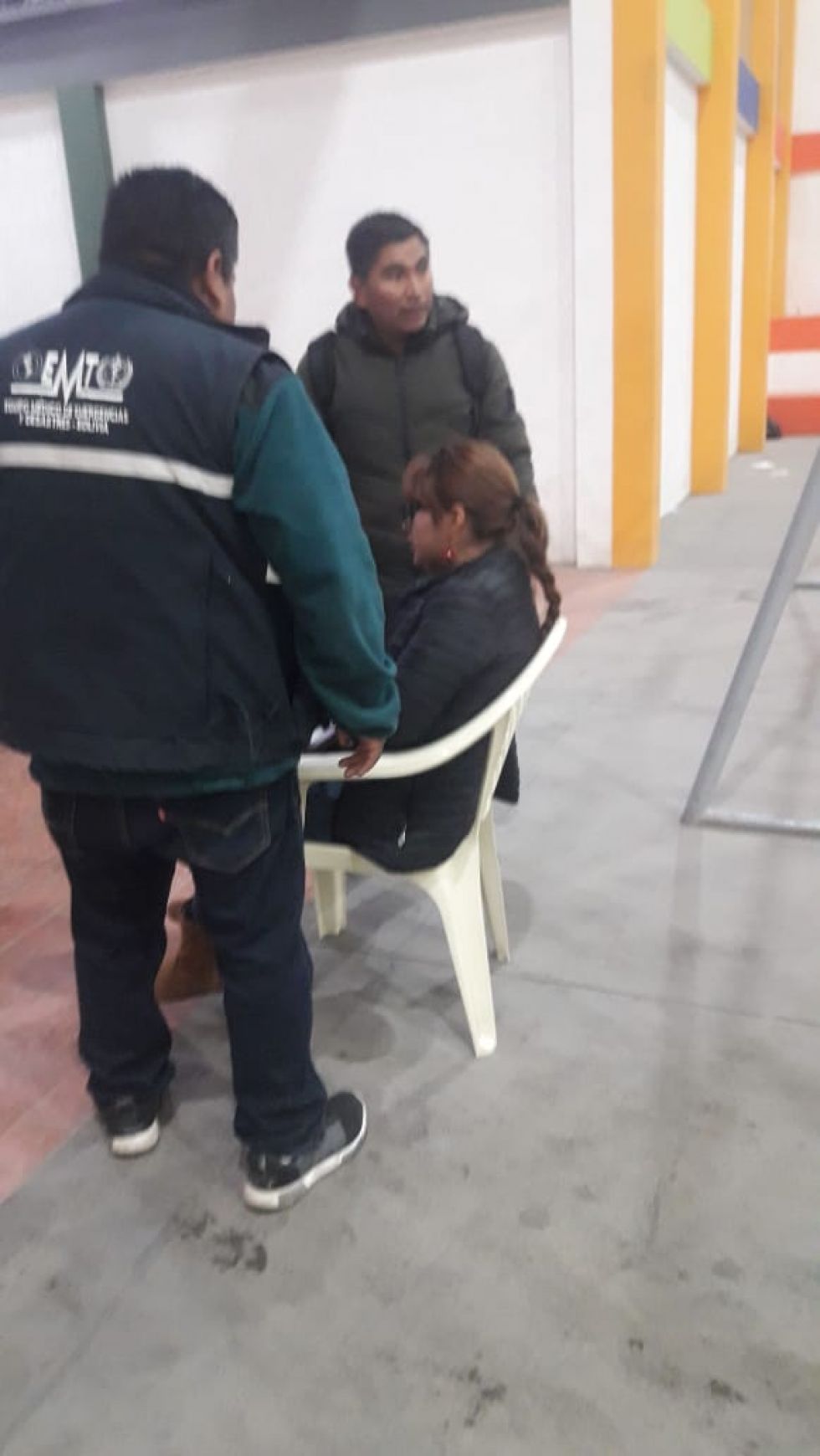 Una sanitaria es sacada en una silla.