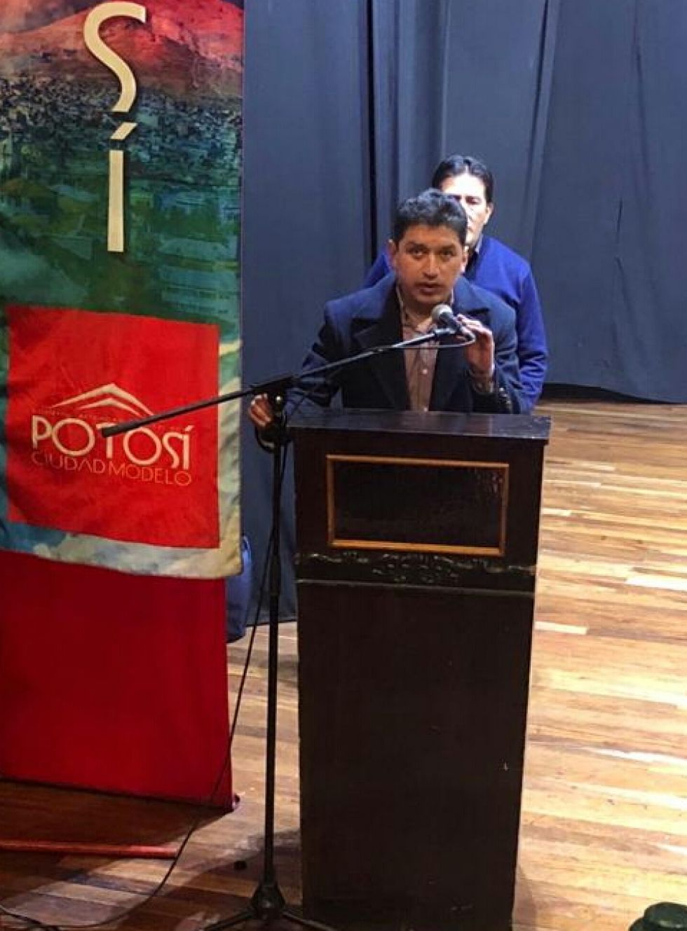 Anunciando a los ganadores.