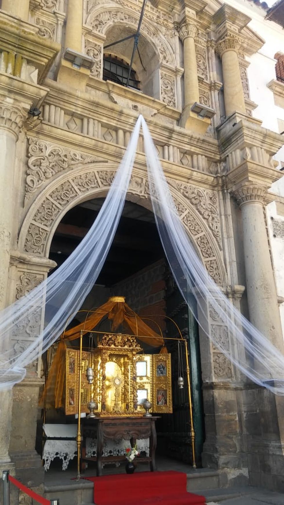 El portal de la Casa de Moneda lució diferente.