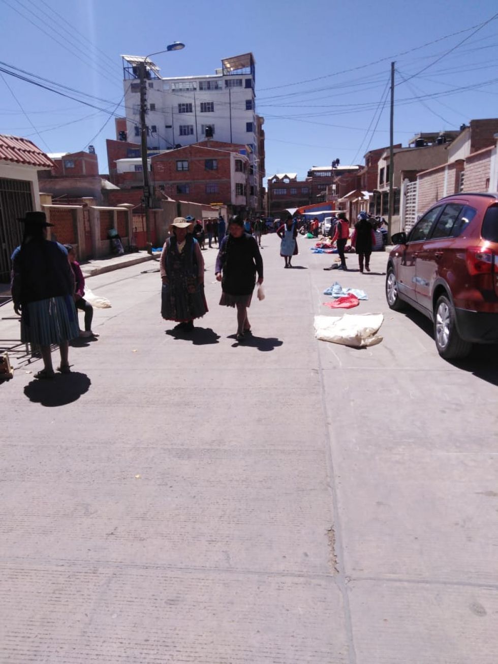 Comerciantes instalan sus puestos.