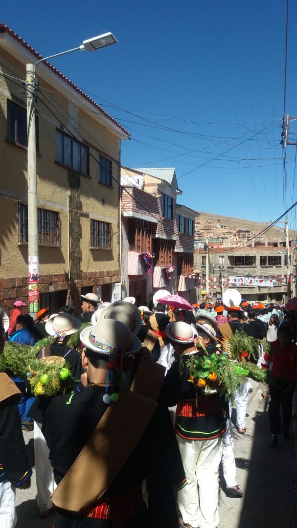Por calle Mejillones hace su paso Calcheños Manzano