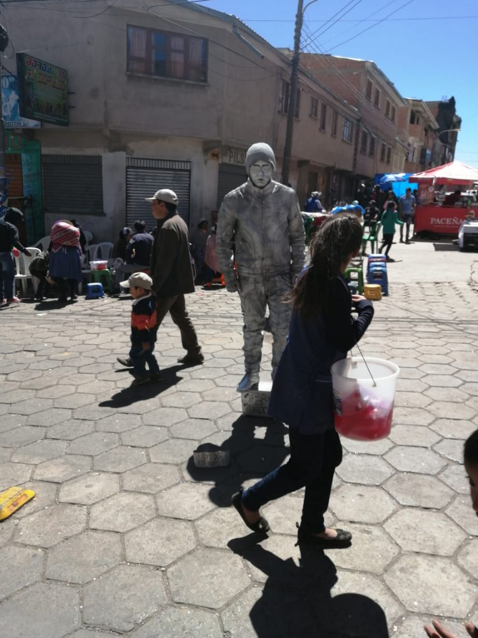 Artistas callejeros deleitan al público.